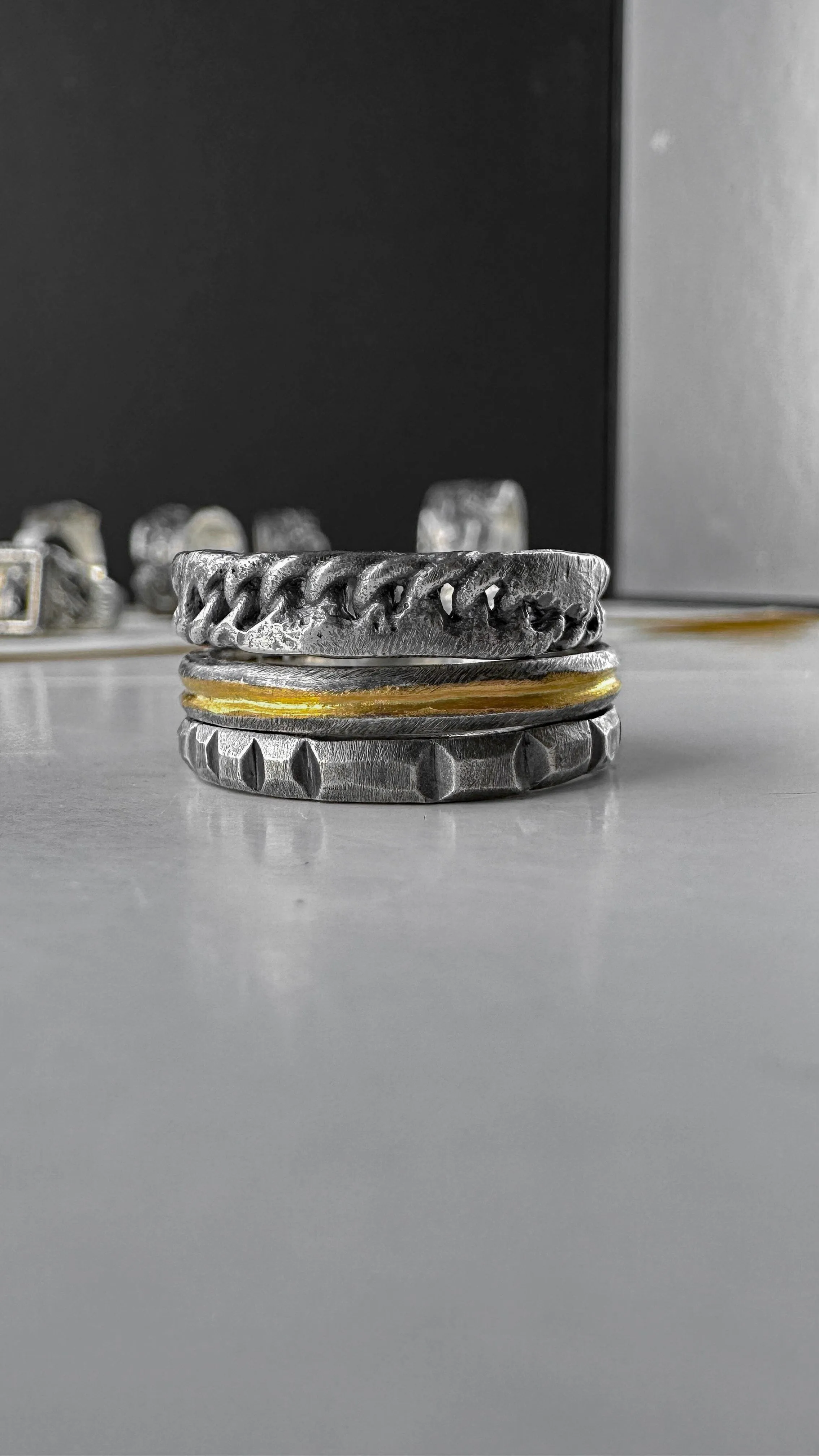 Chain ring- texture ring with volcanic oxidation