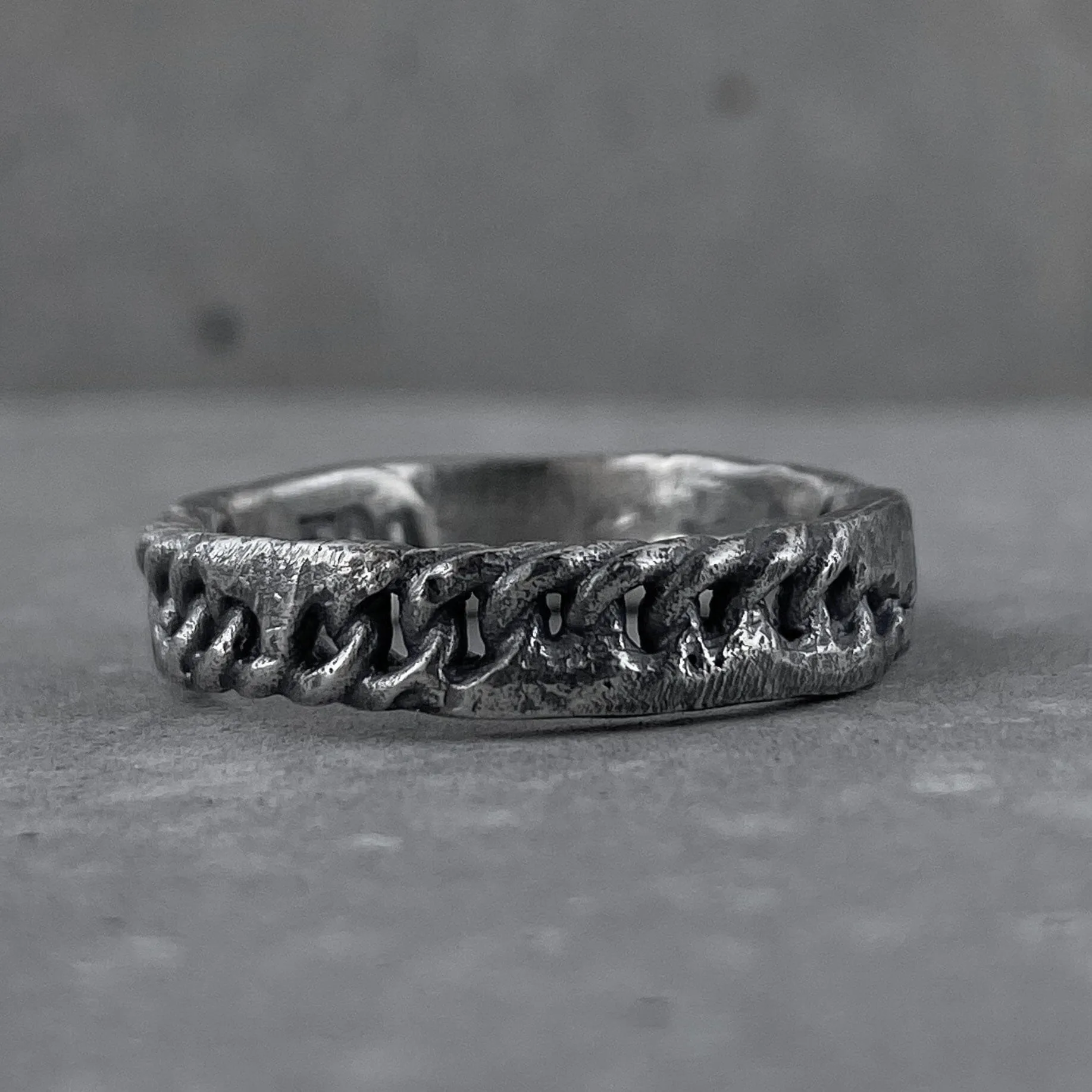 Chain ring- texture ring with volcanic oxidation