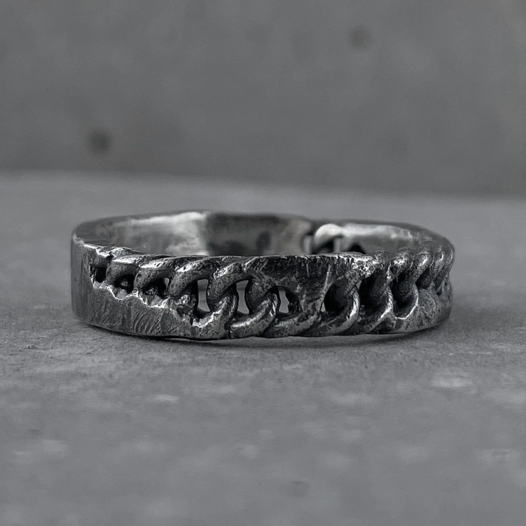 Chain ring- texture ring with volcanic oxidation