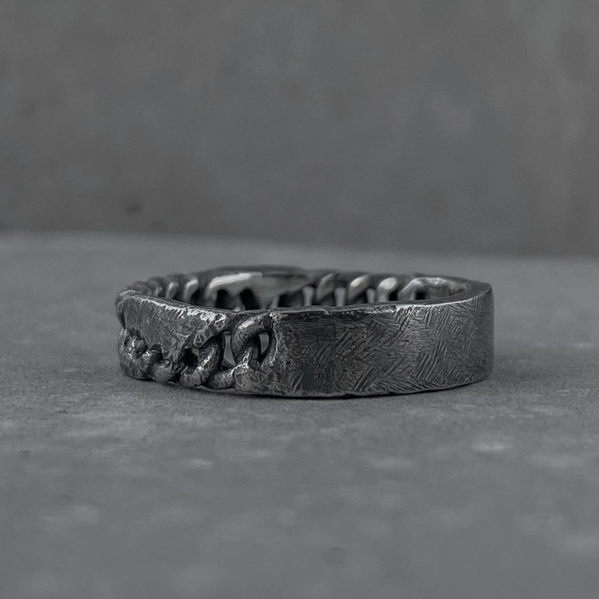 Chain ring- texture ring with volcanic oxidation