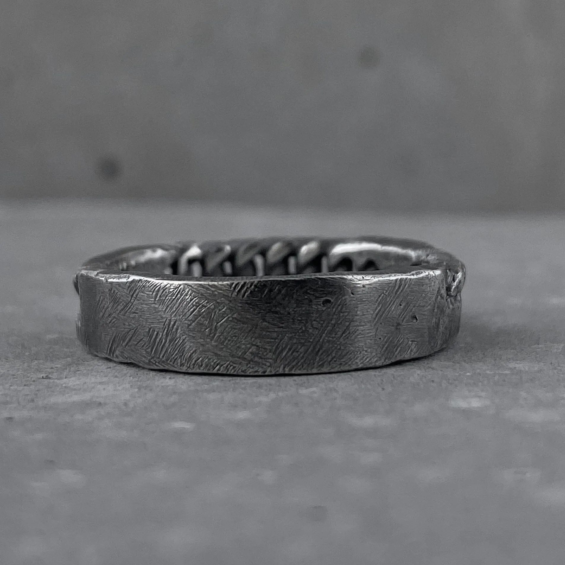 Chain ring- texture ring with volcanic oxidation