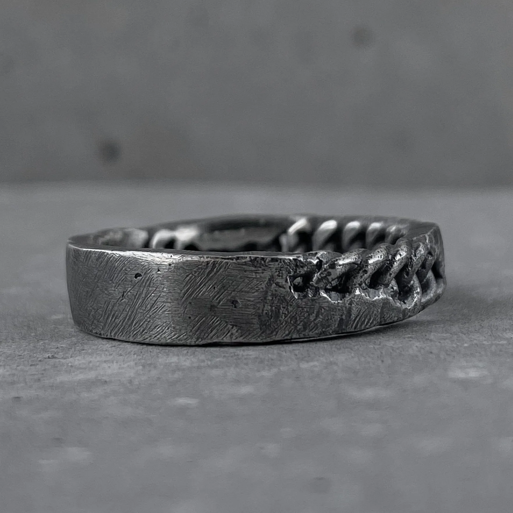 Chain ring- texture ring with volcanic oxidation