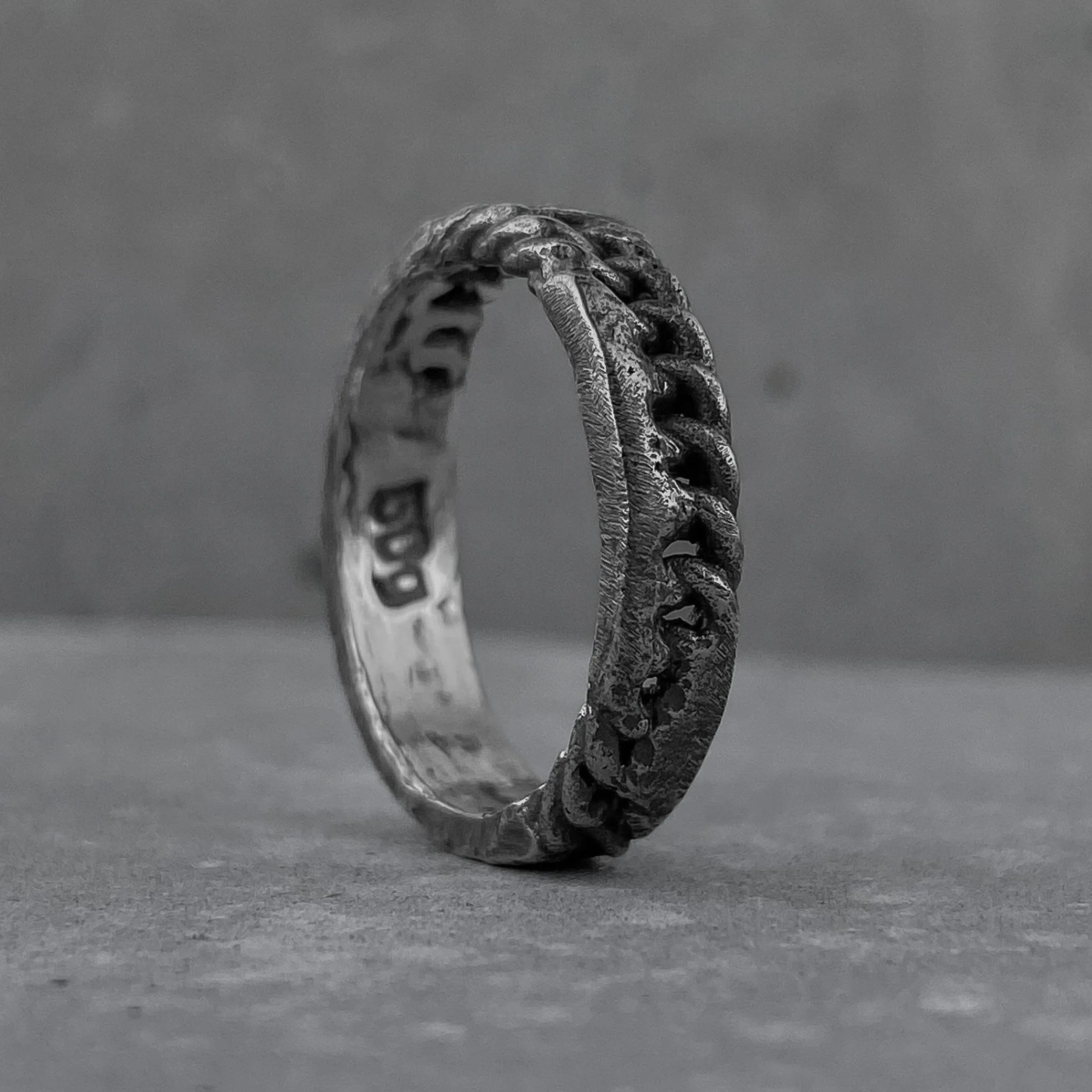 Chain ring- texture ring with volcanic oxidation