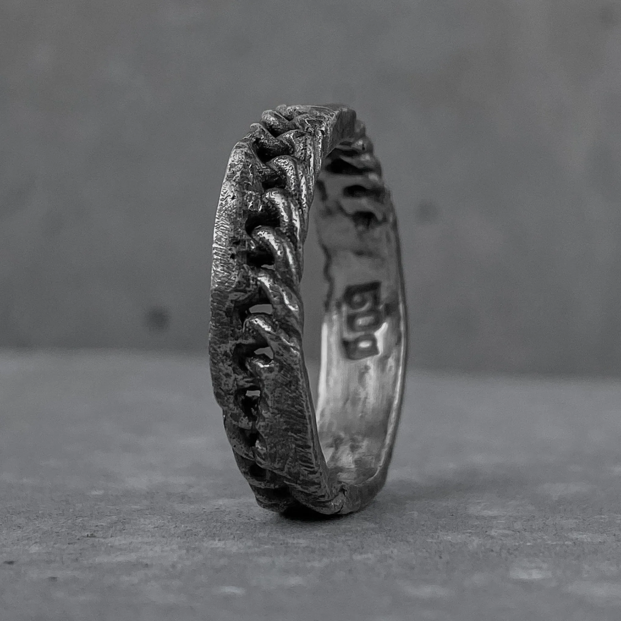 Chain ring- texture ring with volcanic oxidation