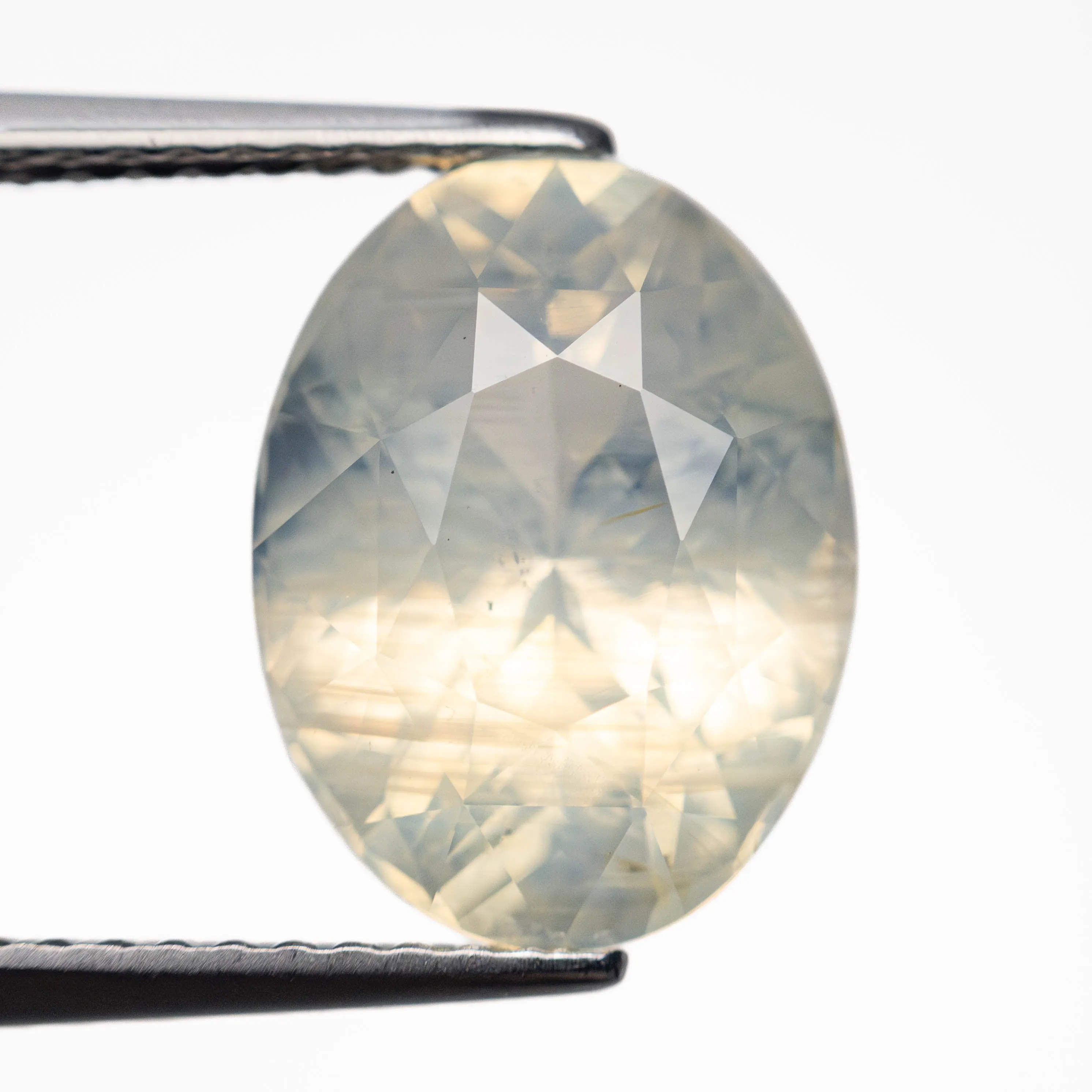 White/Yellow Brilliant Sapphire - 5.50ct Oval